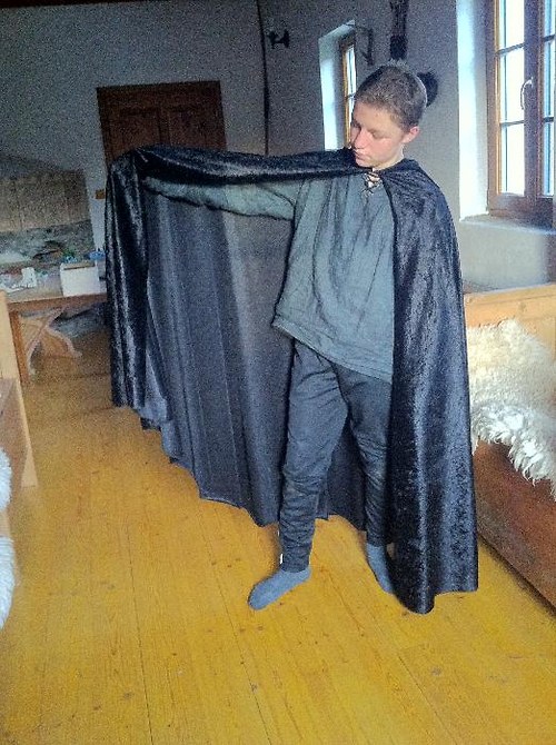 Černý plášť — foto 2