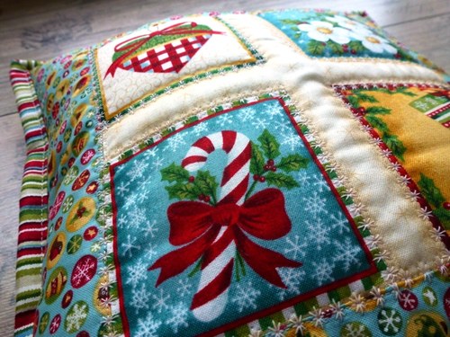 Polštářek vyšívaný Yuletide I. — foto 3