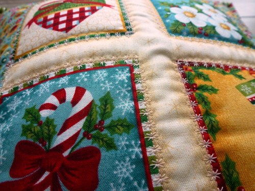 Polštářek vyšívaný Yuletide I. — foto 4