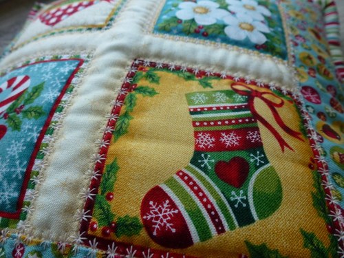 Polštářek vyšívaný Yuletide I. — foto 5