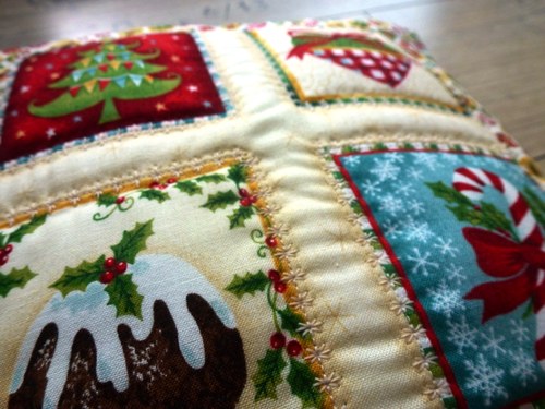 Polštářek vyšívaný Yuletide III. — foto 5