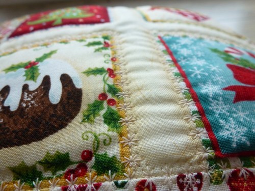 Polštářek vyšívaný Yuletide III. — foto 6