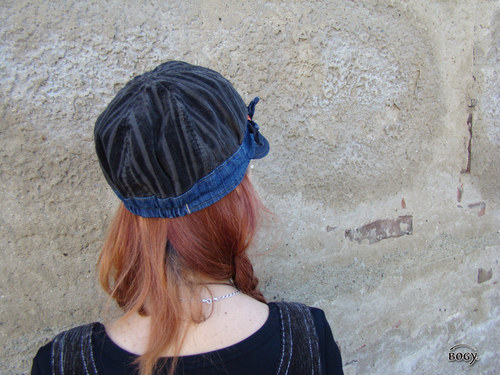 Podzimní bekovka se záhyby a mašlí, denim/manšestr — foto 4