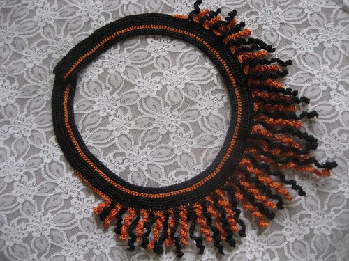 Háčkovaný náhrdelní "střapatý" - černá/oranžová — foto 2