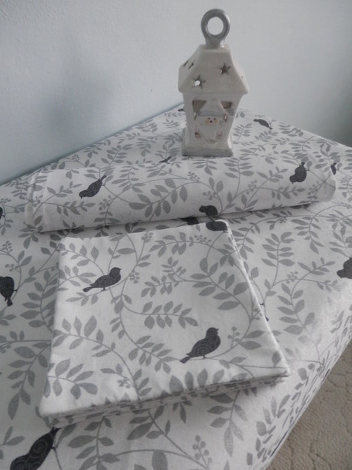 Ubrus - stříbrnošedí ptáčci na bilé — foto 3