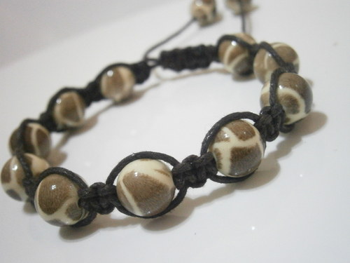 Hnědý Shamballa náramek (macramé) — foto 2
