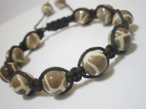 Hnědý Shamballa náramek (macramé) — foto 3
