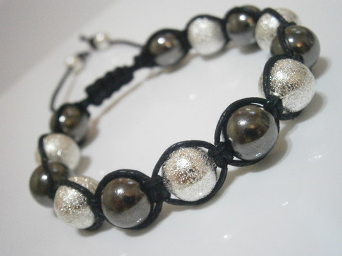Elegantní "kovový náramek" - Shamballa (macramé) — foto 2