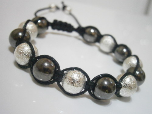 Elegantní "kovový náramek" - Shamballa (macramé) — foto 4