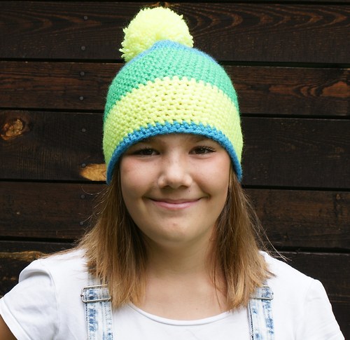 Čepice NEON BLUE LEMON háčkovaná s bambulí — foto 3