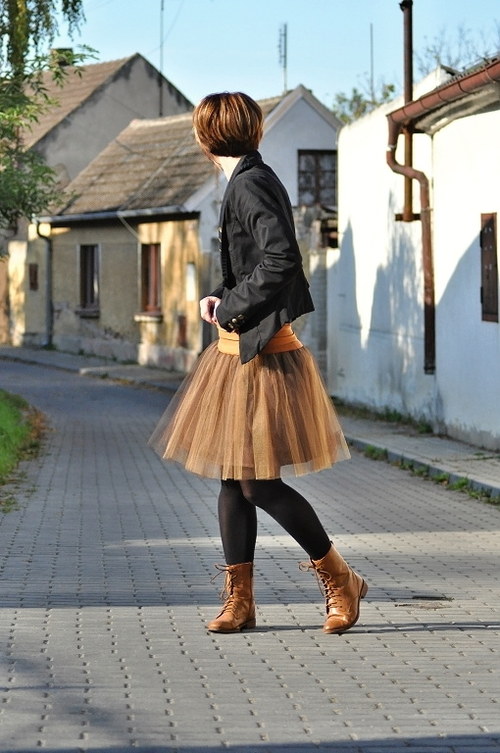 Hnědá řasená tylová sukně — foto 2