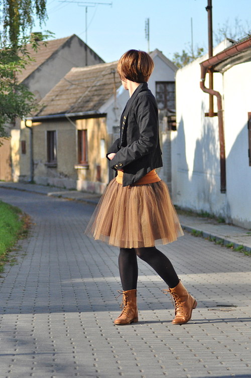 Hnědá řasená tylová sukně — foto 3