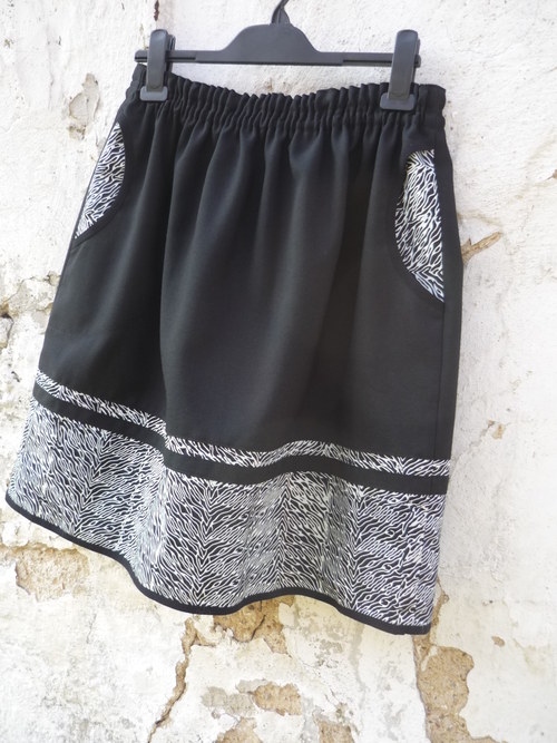 Volná sukně ...černá s batikou — foto 3