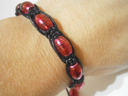 Červenočerný náramek (shamballa/macramé) — foto 6