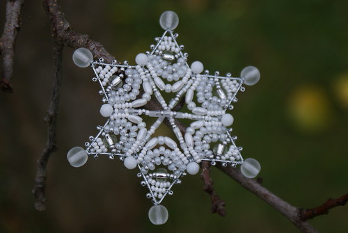 Bílá s většími korálky... — foto 3