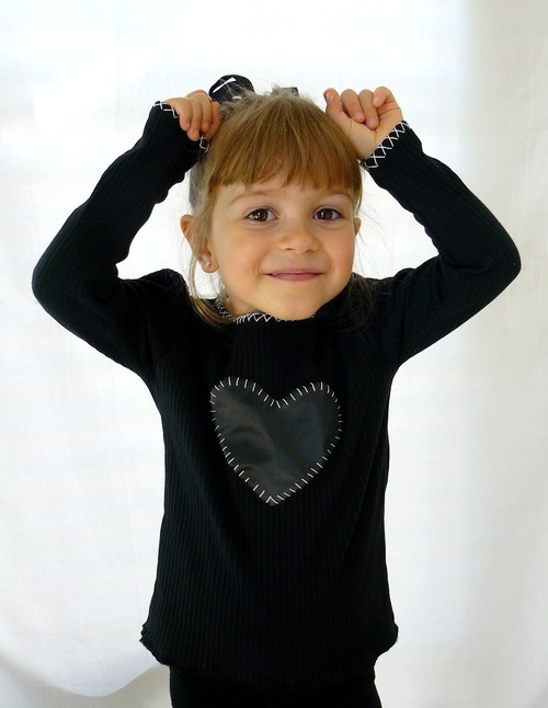Dětské ručně obšívané tričko - Něžně černá — foto 2