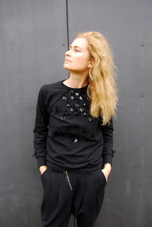 Mikina černá zdobená — foto 2