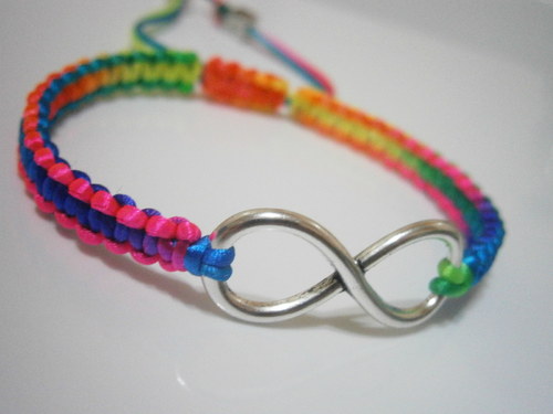 Infinity náramek duhový (macramé) — foto 2