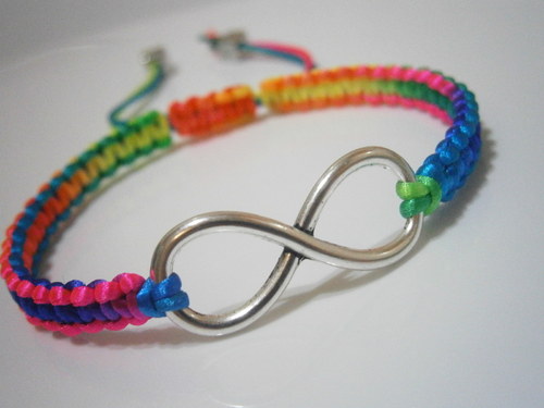 Infinity náramek duhový (macramé) — foto 3