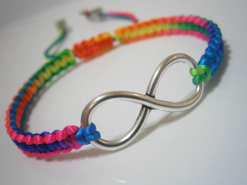 Infinity náramek duhový (macramé) — foto 4