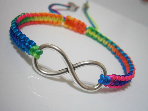 Infinity náramek duhový (macramé) — foto 5