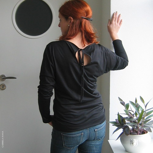 Ručně malovaná halenka "PAVÍ PERA" — foto 2