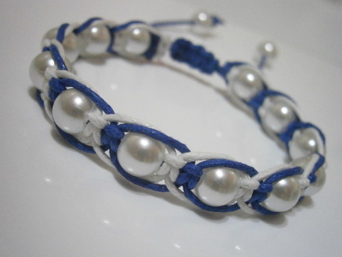 Bílomodrý náramek (makramé/shamballa) — foto 2