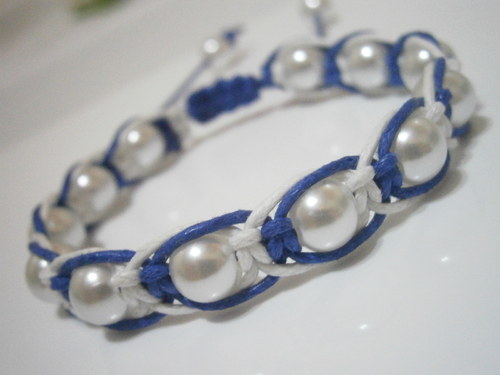 Bílomodrý náramek (makramé/shamballa) — foto 3