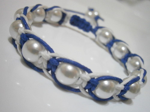 Bílomodrý náramek (makramé/shamballa) — foto 4