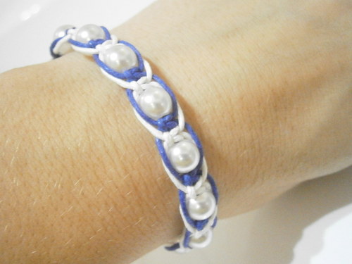 Bílomodrý náramek (makramé/shamballa) — foto 5