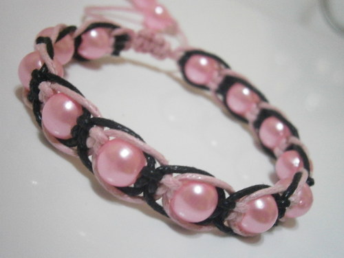 Růžovočerný náramek (macramé) — foto 3