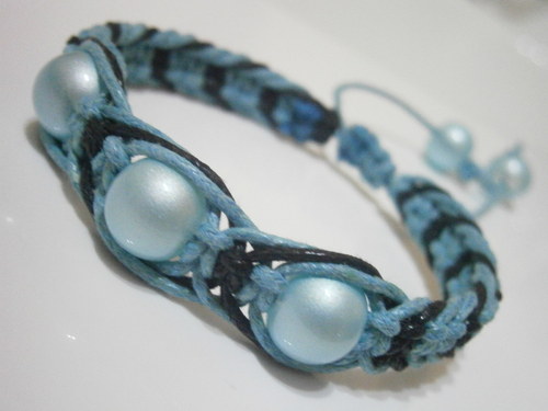 Modročerný náramek (macramé) — foto 2