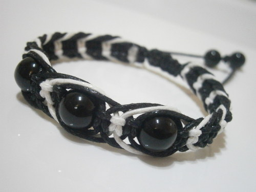 Černobílý náramek (macramé) — foto 2