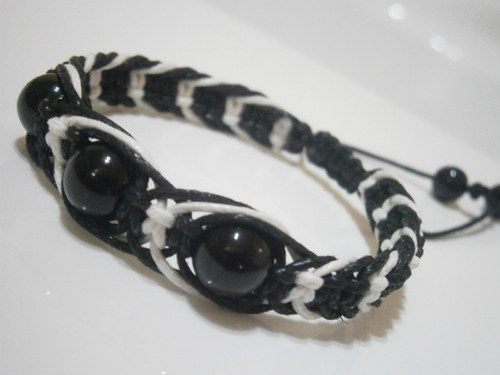 Černobílý náramek (macramé) — foto 3