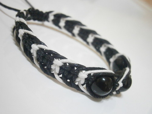 Černobílý náramek (macramé) — foto 5