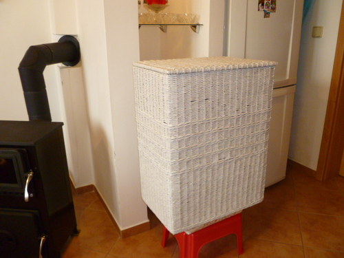 Bílý prádelní koš — foto 2