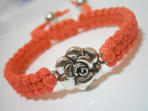 Náramek s kytičkou (macramé) — foto 2