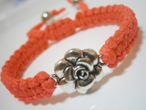 Náramek s kytičkou (macramé) — foto 3