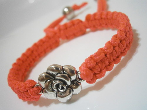 Náramek s kytičkou (macramé) — foto 4