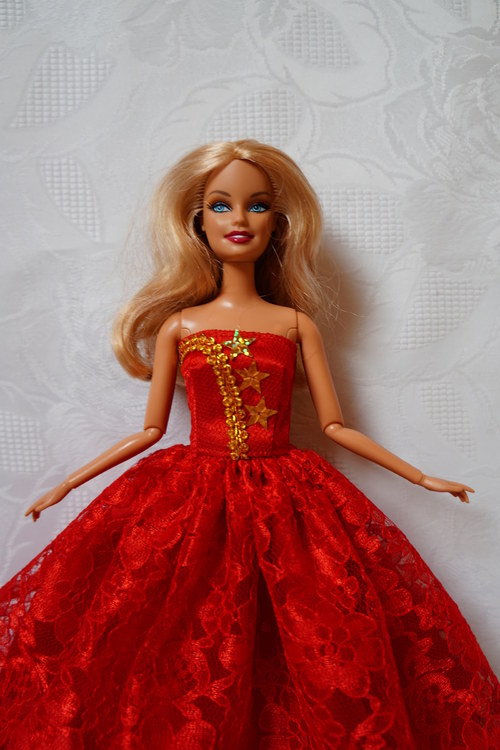 Krajkové plesové šaty — foto 2