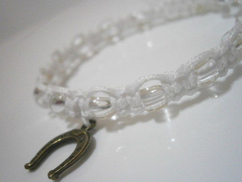 Náramek s podkovičkou pro štěstí (macramé) — foto 2
