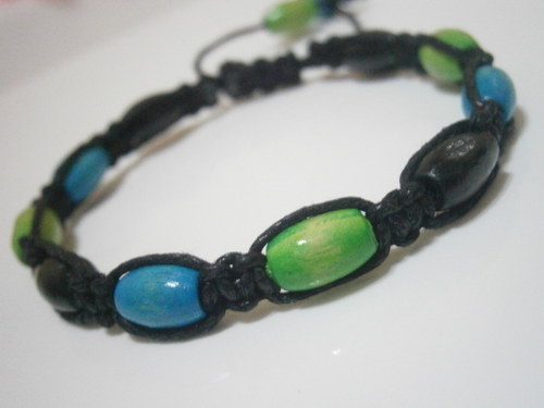 Dřevěný náramek (makramé/shamballa) — foto 2
