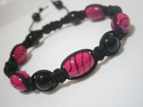 Náramek černorůžový (shamballa/macramé) — foto 2