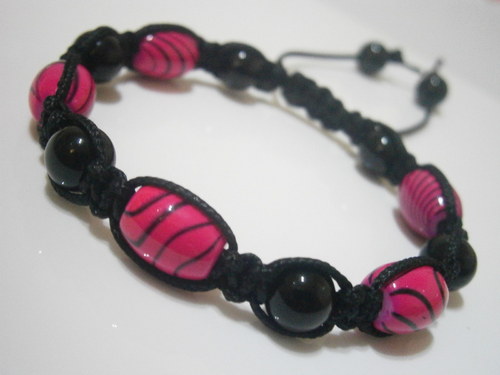 Náramek černorůžový (shamballa/macramé) — foto 3