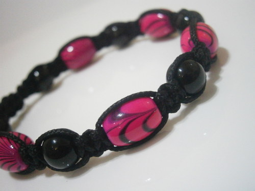 Náramek černorůžový (shamballa/macramé) — foto 4