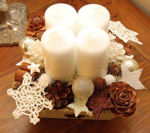 Sněhobílý adventní svícen — foto 2