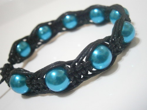 Tyrkysovo-černý náramek (macramé/shamballa) — foto 2