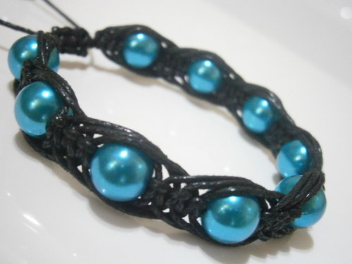 Tyrkysovo-černý náramek (macramé/shamballa) — foto 3