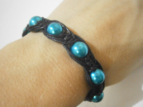 Tyrkysovo-černý náramek (macramé/shamballa) — foto 4