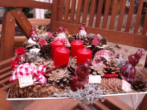 Vánoce se skřítky - adventní věnec — foto 3